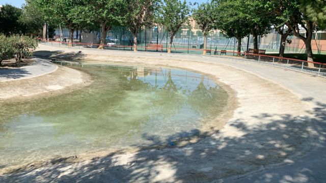 El lago del Jardín de Fofó se somete a una limpieza integral para optimizar su estado