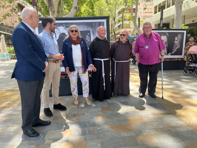 El Paseo Alfonso X acoge la exposición ´Pax et bonum´ por el 25° aniversario de la Cofradía de la Fe