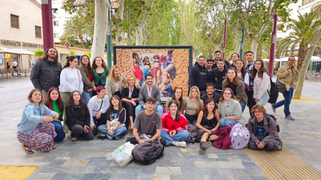 La Escuela de Arte de Murcia expone obras de sus alumnos en el Paseo Alfonso X con motivo del Día Internacional del Arte