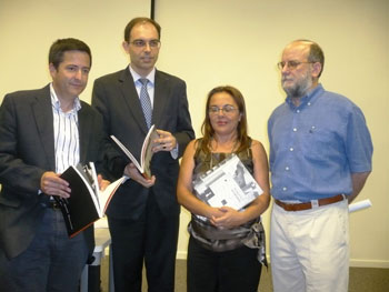 El director general de Bellas Artes y Bienes Culturales, Enrique Ujaldón;el gerente de la Fundación Cajamurcia, Pascual Martínez; la directora del Museo Teatro Romano, Elena Ruiz, y el comisario de la muestra, Sebastián Ramallo