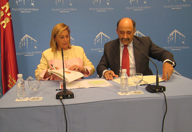 La consejera de Presidencia y Administraciones Públicas, María Pedro Reverte, y el decano del Colegio de Abogados de Murcia, Francisco Martínez-Escribano, en la firma del convenio para la asistencia jurídica a reclusos