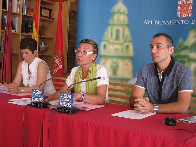 La Jefa del Servicio de Mayores, María del Carmen Martínez; la Concejal de Bienestar Social, María del Carmen Pelegrín; y el responsable del programa de Gerontogimnasia, Antonio Cejudo