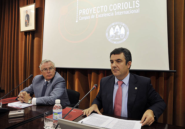 El rector José Antonio Cobacho (i) y el vicerrector de Investigación Juan María Vázquez(d)