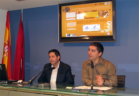 El consejero de Cultura y Turismo, Pedro Alberto Cruz, y el director general de Bellas Artes y Bienes Culturales, Enrique Ujaldón, en la presentación de la web consejodehombresbuenos.es