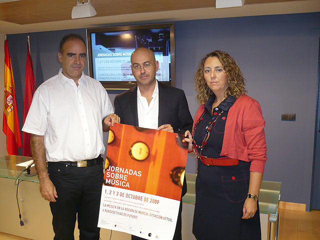 De izquierda a derecha: El presidente de la Asociación de Compositores e Investigadores de Música de la Región de Murcia (CIMMA), Javier Artza, el director general de Promoción Cultural, Antonio Martínez, y la vicepresidenta de CIMMA, Cristina Pina