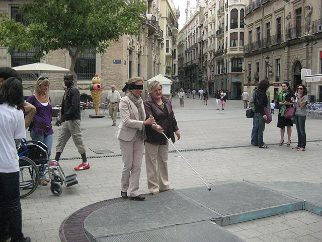 Adela Martínez-Cachá en el espacio instalado en Santo Domingo con motivo de la Semana de la Movilidad. Esta mañana se han realizado pruebas de accesibilidad para personas discapacitadas, en colaboración con Famdif