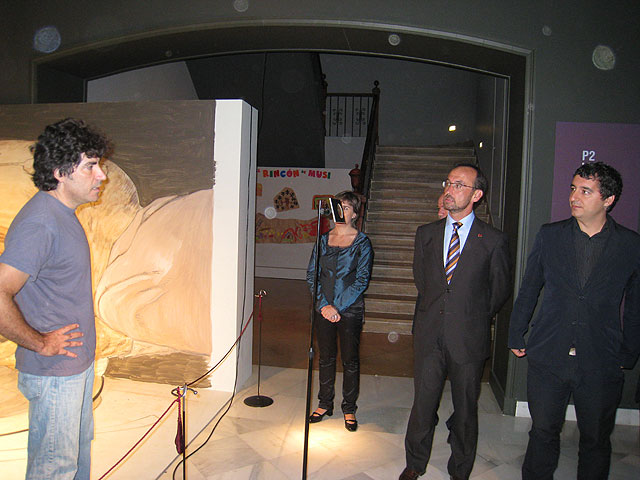 Los consejeros de Universidades, Empresa e Investigación, Salvador Marín, y de Cultura y Turismo, Pedro Alberto Cruz, junto al artista argentino Eduardo Relero