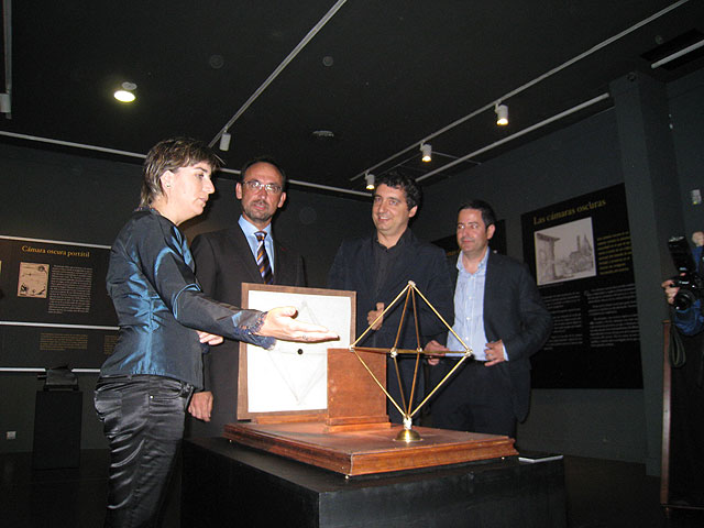 Los consejeros de Universidades, Empresa e Investigación, Salvador Marín, y de Cultura y Turismo, Pedro Alberto Cruz, junto a la comisaria de la muestra, Inmaculada López