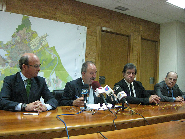El Concejal de Urbanismo, Fernando Berberena, (centro); Francisco Camino Arias, Presidente del Colegio Oficial de Arquitectos de Murcia (derecha); y Juan Hernández Albarracín, Presidente de la Asociación de Promotores Inmobiliarios de la Región de Murcia (izquierda)