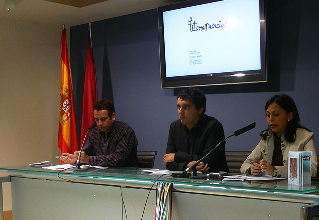  El consejero de Cultura y Turismo, Pedro Alberto Cruz (centro), durante la presentación de la programación de VIII Festival Internacional de Títeres de la Región de Murcia. Junto a él la concejala de Cultura del Ayuntamiento de Murcia, Fátima Barnuevo (derecha) y el director del festival, Ángel Salcedo (izquierda)