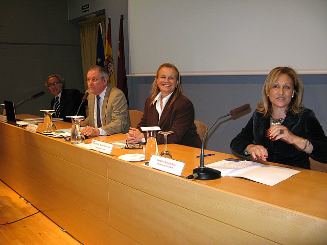 De izquierda a derecha: El ganador del premio nacional 