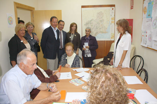 De izda a dcha, Purificación Manzano, presidenta de la Junta Municipal de Zarandona, el Alcalde, Miguel Ángel Cámara, el Consejero de Política Social, Mujer e Inmigración, Joaquín Bascuñana, y la directora del Instituto Murciano de Acción Social, Mª Isabel Sola