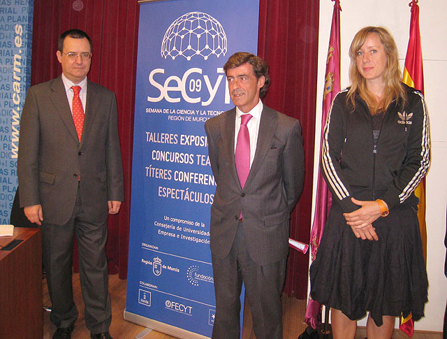 El secretario general de la Consejería de Universidades, Empresa e Investigación, Antonio Sánchez-Solís, presenta los talleres 'Artefactos posibles e imposibles'  de la IX Semana de la Ciencia y Tecnología junto al director gerente de la Fundación Séneca, Antonio, González, y la artista Katarzyna Rogowicz