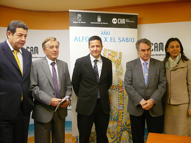De izquierda a derecha: El director territorial de Obra Social de Caja Mediterráneo, Juan Mouliá, el director de la Real Academia Alfonso X el sabio, Francisco Calvo, el director general de Bellas Artes y Bienes Culturales, Enrique Ujaldón, el presidente territorial de Caja Mediterráneo, Ángel Martínez, y la concejala de Cultura de Murcia, Fátima Barnuevo