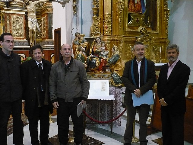 El director general de Bellas Artes y Bienes Culturales, Enrique Ujaldón (2i), y el director general del Libro, Archivos y Bibliotecas, Francisco Giménez (4i), durante el acto de entrega a la Iglesia de San Miguel, del grupo escultórico de la Sagrada Familia, obra de Francisco Salzillo, y del manuscrito hallado en su interior durante el proceso de intervención El director general de Bellas Artes y Bienes Culturales, Enrique Ujaldón (2i), y el director general del Libro, Archivos y Bibliotecas, Francisco Giménez (4i), durante el acto de entrega a la Iglesia de San Miguel, del grupo escultórico de la Sagrada Familia, obra de Francisco Salzillo, y del manuscrito hallado en su interior durante el proceso de intervención