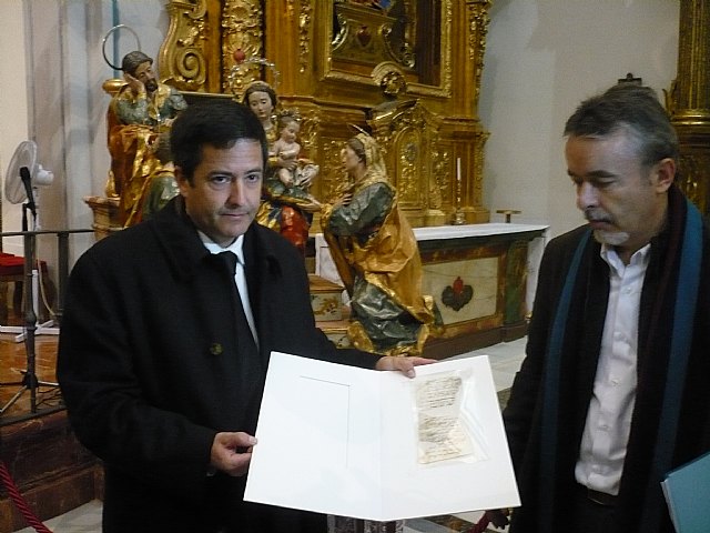 El director general de Bellas Artes y Bienes Culturales, Enrique Ujaldón, y el director general del Libro, Archivos y Bibliotecas, Francisco Giménez, muestran el manuscrito hallado en el grupo escultórico de la Sagrada Familia, entregado hoy a la Iglesia de San Miguel. El director general de Bellas Artes y Bienes Culturales, Enrique Ujaldón, y el director general del Libro, Archivos y Bibliotecas, Francisco Giménez, muestran el manuscrito hallado en el grupo escultórico de la Sagrada Familia, entregado hoy a la Iglesia de San Miguel.