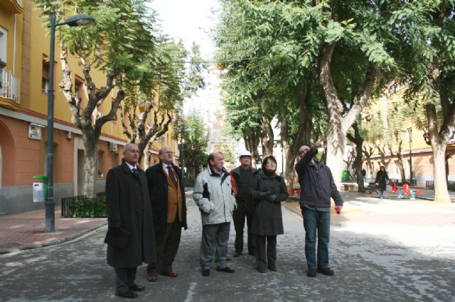 La directora gerente del Instituto de Vivienda y Suelo de la Región de Murcia (IVS), Juana Castaño, acompañada del concejal de Vivienda y Transportes del Ayuntamiento de Murcia, Antonio Castillo, y del gerente de URBAMUSA, Roque Ortíz, durante la visita a las obras de rehabilitación de cubiertas y fachadas en viviendas protegidas del barrio de Vistabella