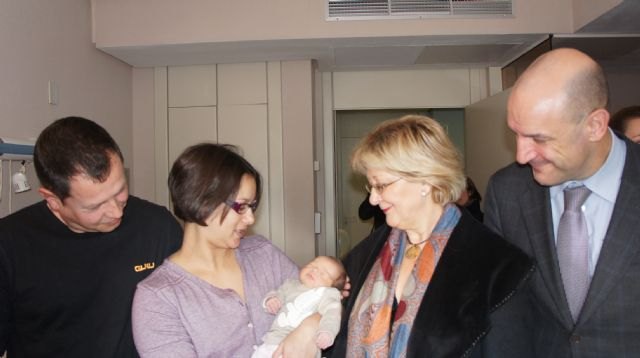 La directora general de Asistencia Sanitaria del Servicio Murciano de Salud (SMS), Magina Blázquez, y el gerente del hospital USP San Carlos de Murcia, Roberto Ferrándiz (derecha de la foto) saludan a los padres del bebé 15.000 nacido en dicho hospital. El alumbramiento tuvo lugar el pasado lunes, 9 de enero.