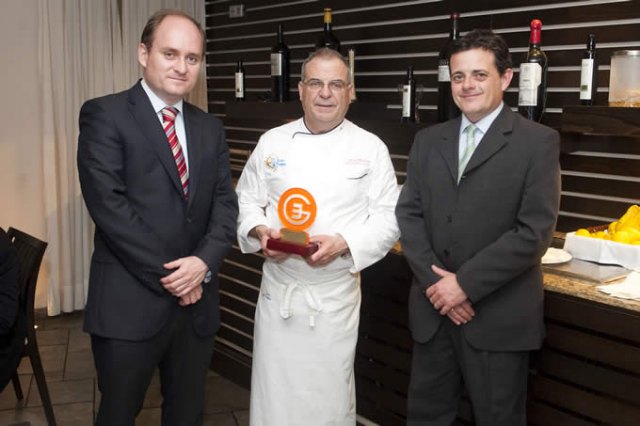 De izquierda a derecha: Jose Ramón Carrasco (Presidente Club Murcia Gourmet), Jose María Alcaraz (Resp. Rest. Los Churrascos) y Vicente Vicents (Resp. de Imagen Club Murcia Gourmet)