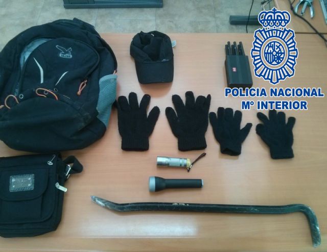 Detenidos por la Policía Nacional cuando forzaban la puerta de un bar con una palanqueta