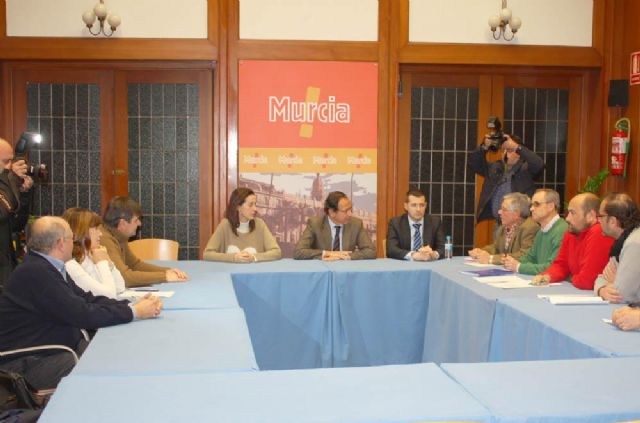 El Ayuntamiento y los vecinos unen sus voces en defensa del soterramiento porque 'no hay otra opción'
