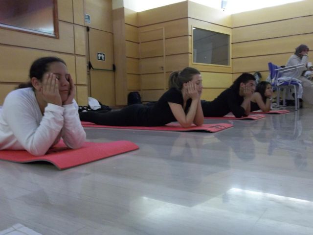 El Ayuntamiento de Murcia imparte clases de yoga a jóvenes en riesgo de exclusión educativa
