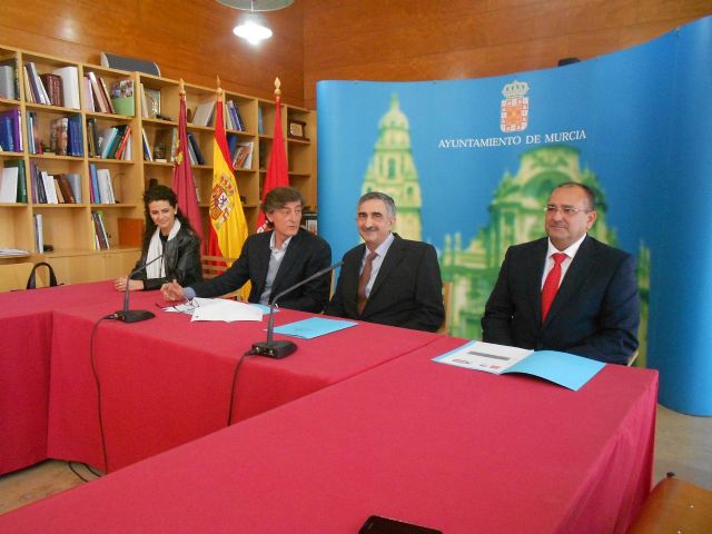 El Ayuntamiento firma un convenio con Eroski para que  empresas murcianas se implanten en los locales comerciales del grupo