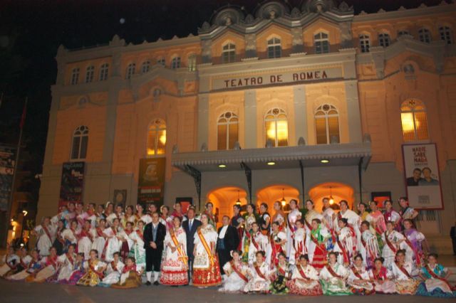 El Teatro Romea acoge la recepción a las candidatas infantiles y mayores a Reina de Huerta