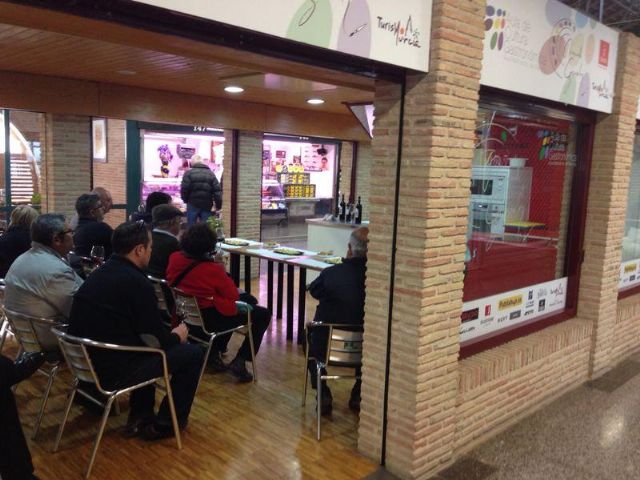 Vinos y productos típicos de la Región se dan cita en el Aula de Cultura Gastronómica Raimundo González