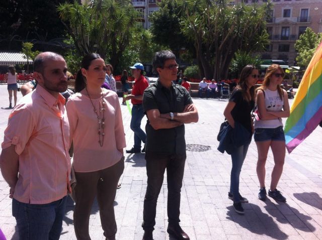 Lectura de un manifiesto para celebrar el Día Internacional contra la homofobia, transfobia y bifobia