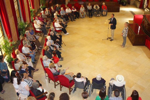 El Alcalde celebra con los usuarios de los centros de día su semana cultural