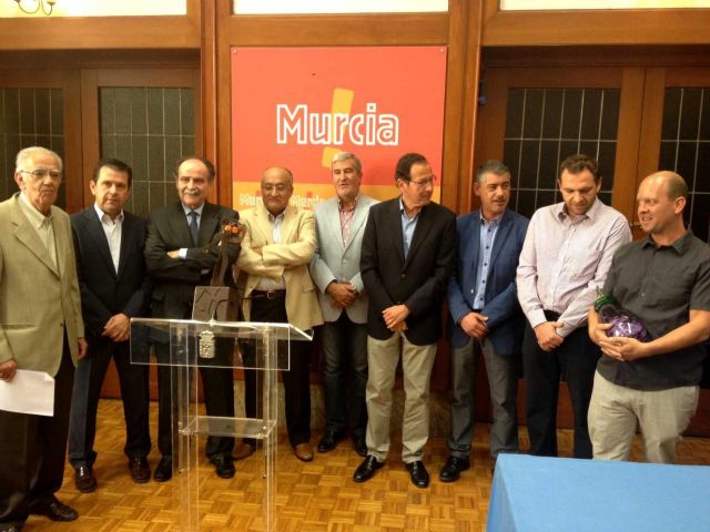 El Alcalde Cámara presenta el ´Monumento al Agricultor´ que ensalzará el esfuerzo y entrega de los profesionales  de la huerta y el campo