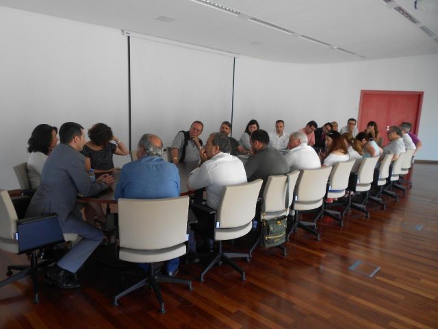 Bernabé informa a hosteleros y comerciantes sobre la simplificación de los  trámites para abrir negocios