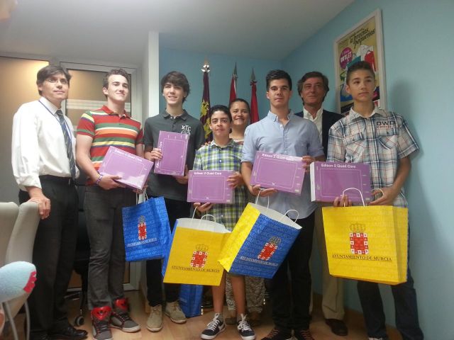 El Ayuntamiento entrega los premios a los ganadores del concurso 'La Unión Europea. Creando oportunidades para todos'