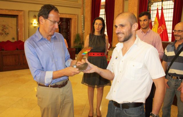 Cámara recibe la 'Pluma de Plata' concedida por el Colectivo 'No te Prives' al Ayuntamiento