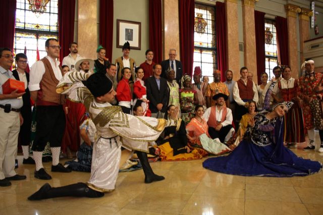 El Alcalde ofrece una recepción a los grupos participantes en el Festival de Folclore