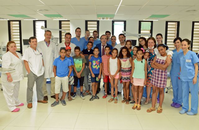 Profesores de la Universidad de Murcia revisan la salud bucodental de más de 150 niños saharauis
