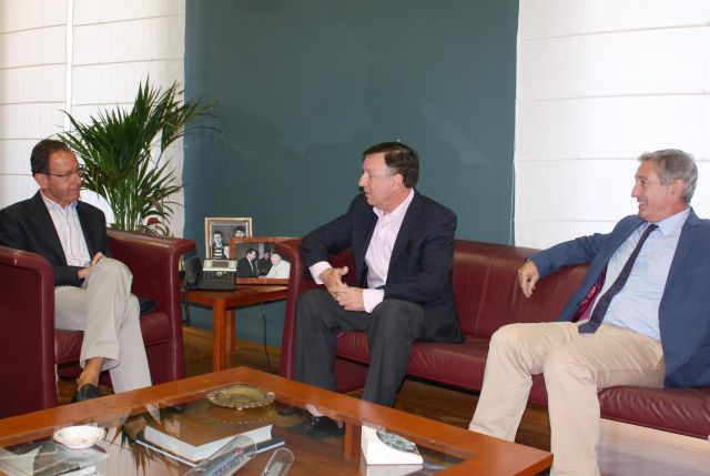 El Alcalde recibe al presidente de la Mancomunidad de Canales del Taibilla
