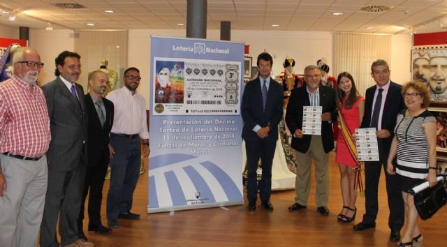 Juan Carlos Ruiz presenta el décimo de Lotería del 13 de septiembre que promocionará los Moros y Cristianos de Murcia por toda España