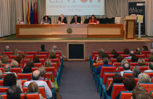 Una conferencia sobre los fundamentos históricos y filosóficos de la universidad abrió el curso del Aula Senior