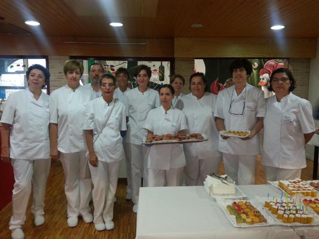 Los alumnos del taller de pastelería 'Palmar Gastro-Turismo' endulzan Verónicas