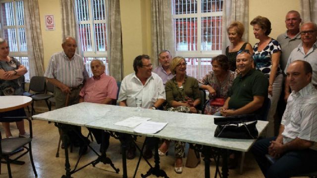 Pelegrín visita el Centro de Mayores de Cobatillas