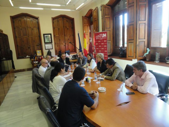 El Grupo Socialista mantiene una reunión de trabajo con el equipo rectoral de la Universidad de Murcia