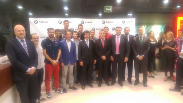 El UCAM Murcia CB, en la inauguración del nuevo concesionario de Aupesán