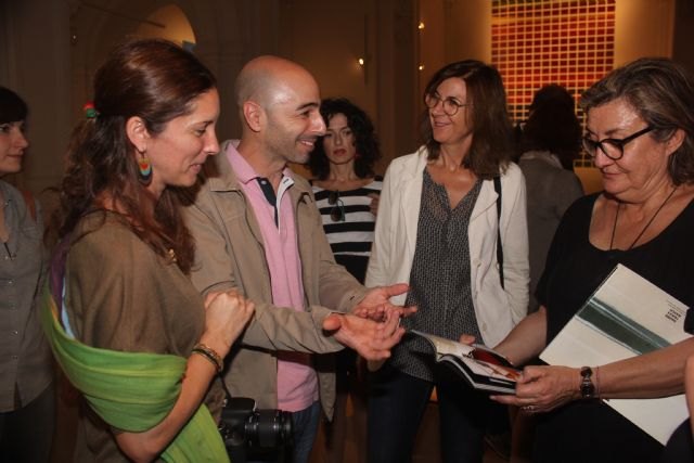 Decenas de personas descubren junto a Nico Munuera su exposición ´Frame Time´ de la Sala Verónicas