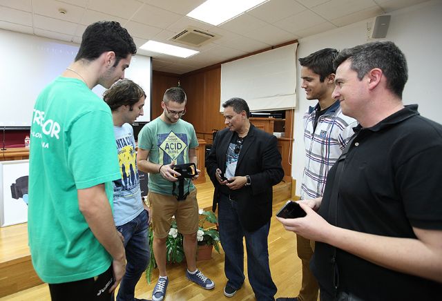 La UCAM acoge la presentación en Europa del casco de realidad virtual portátil