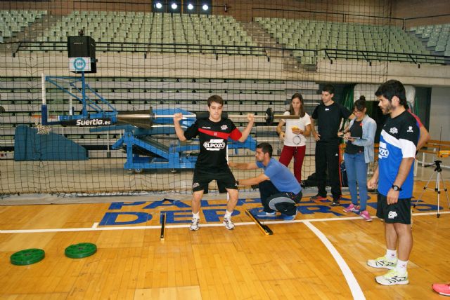 Los jugadores se someten a unos test para medir la velocidad, fuerza y potencia