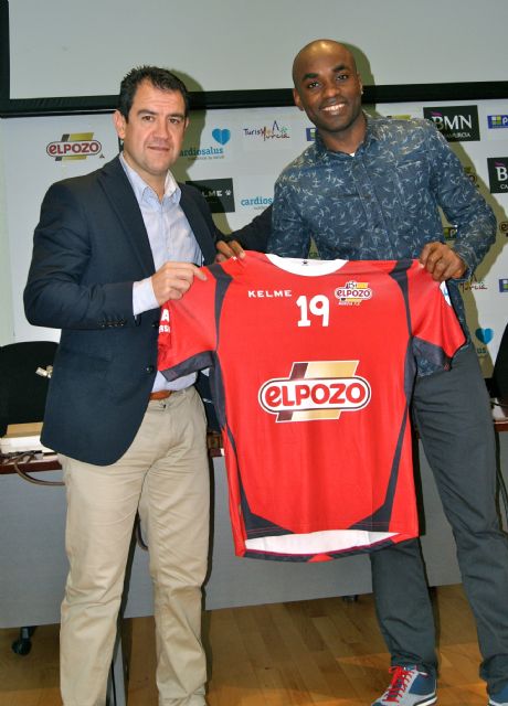 Ique con su dorsal 19 es oficialmente jugador de ElPozo Murcia FS