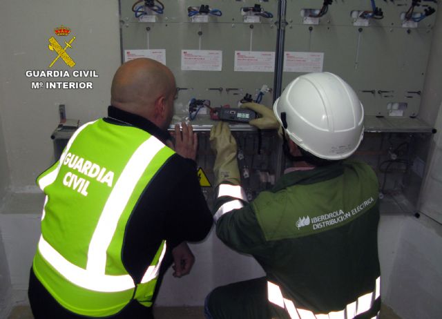 La Guardia Civil detiene a una veintena de personas por fraude de fluido eléctrico