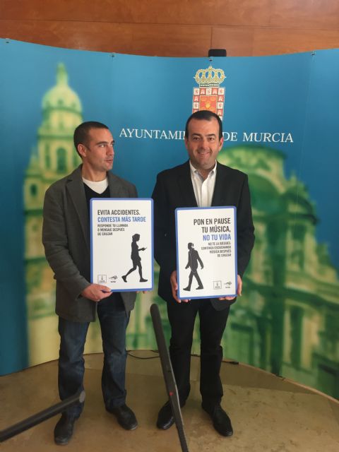 Nuevas señales de tráfico advierten de los riesgos de utilizar el móvil mientras se cruza por la calle